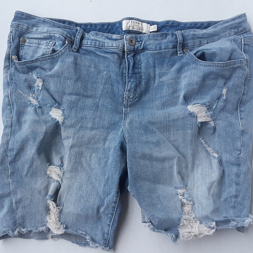 Torrid distressed denim Bermuda shorts size 22
